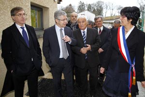 Bernard Bonne et Paul Salen visitent l'école.
