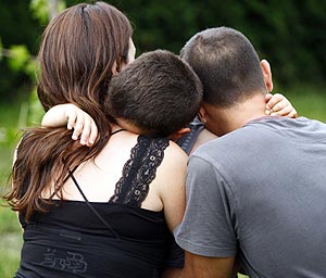 Des parents avec leur enfant adoptif