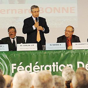Le Président du Conseil général Bernard Bonne entouré du vice-président de la FDC42 Jean-Marc Sorlin et du Président de la FDC42 Gérard Aubret