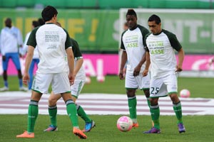 Les joueurs de l'ASSE portent les tee-shirts réalisés par le Conseil général.