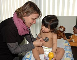 Consultation d'un enfant par un médecin de la Protection Maternelle et Infantile