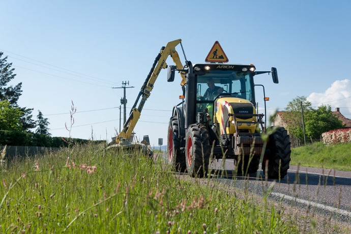 Si les herbes vous paraissent hautes en bordure de certaines routes départementales, ce n’est pas par négligence : la nouvelle politique de fauchage raisonné mise en place permet de préserver la biodiversité tout en assurant la sécurité des automobilistes.