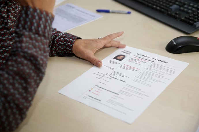 Accompagnement. Lors du premier entretien, le CV et le projet professionnel du filleul permettent au Département de rechercher un parrain adapté à ses besoins.