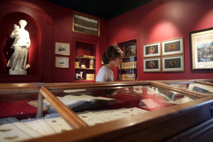 Avec son mobilier ancien, le salon rouge plonge le visiteur dans l’atmosphère du 19e siècle.
