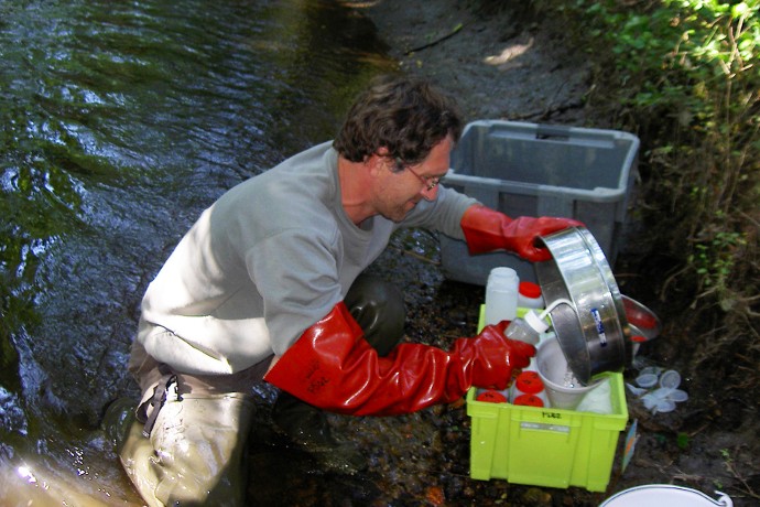 Algues, macro-invertébrés, nitrates… Tout au long de l’année, des échantillons d’eau et biologiques sont prélevés dans les rivières et ruisseaux.