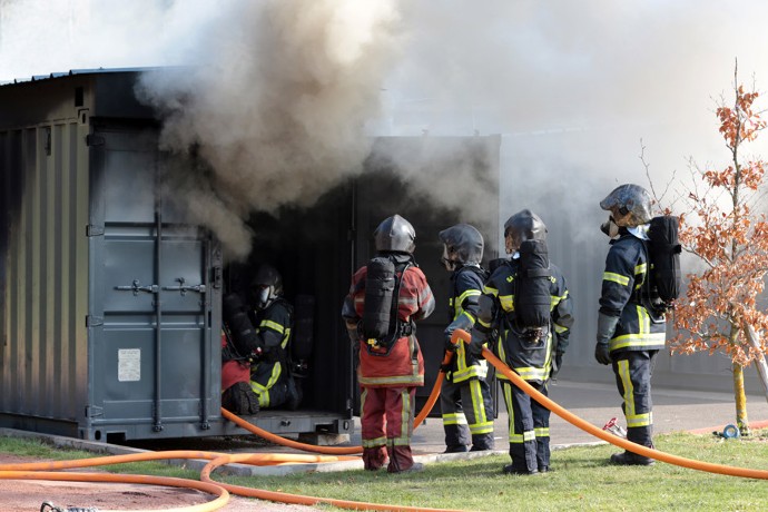 Incendie. En dernière année, les jeunes sapeurs-pompiers sont confrontés au feu. Le caisson d’entraînement offre des conditions quasi réelles pour observer et apprendre à maîtriser les flammes.