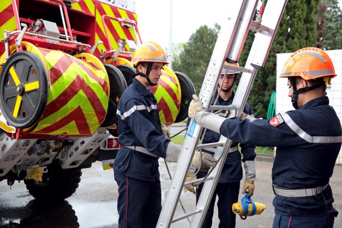 Matériel. Grande échelle, lance à incendie… Les JSP apprennent à manier le matériel pour être opérationnels en intervention.