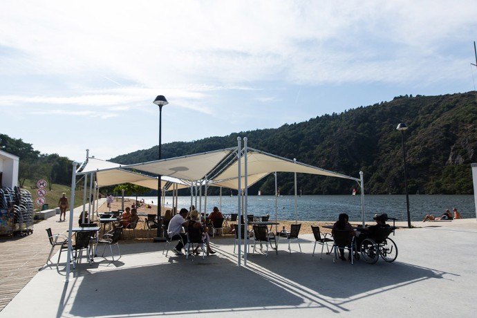 Les snack-bars en bord de plage sont ouverts tous les jours en été