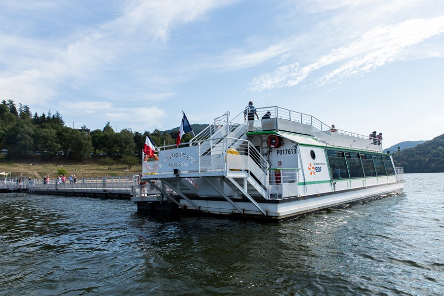 Le bateau à propulsion électrique « Le Grangent » vous fait découvrir les gorges de la Loire.