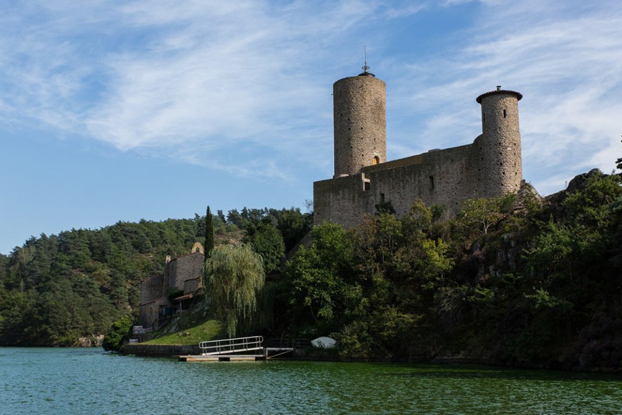 Le château de Grangent, situé en amont du barrage.