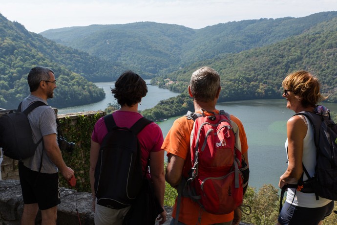 Le village de Saint-Victor-sur-Loire surplombe les méandres des gorges de la Loire.