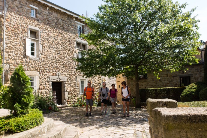 Ruelles pavées, église romane, château médiéval… Un détour par le bourg s’impose !