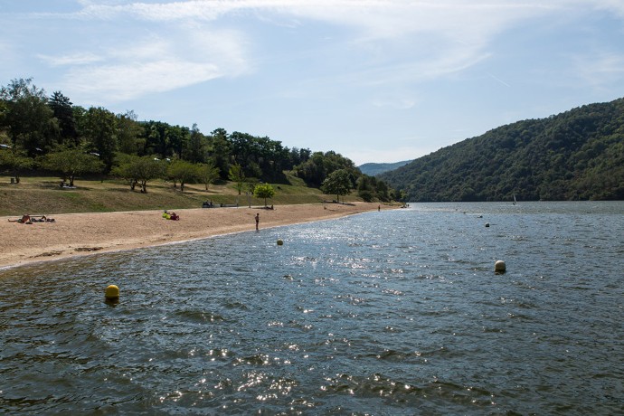 Profitez des joies de la plage de sable fin, équipée de douches et surmontée d'un vaste espace de verdure.