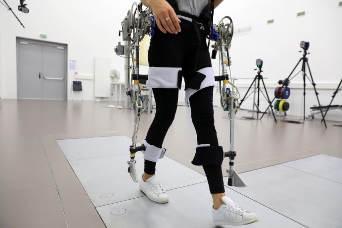 L’IRMIS développe également des exosquelettes. Il s’agit de structures mécaniques qui doublent celles du squelette humain et lui confèrent des capacités physiques supplémentaires, par exemple pour un usage thérapeutique.