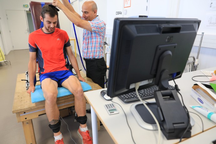 Un sportif teste un stimulateur magnétique transcrânien pour mesurer sa fatigue et sa récupération à l’effort, un appareil qui avait été transporté au pied du Mont Blanc pour l’Ultra-Trail.