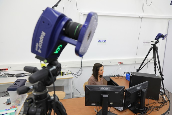 Les 12 caméras de haute précision de la salle biomécanique peuvent retracer en temps réel les mouvements des sujets testés.