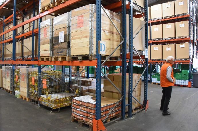 Il est 5h30 du matin à la Banque alimentaire de la Loire, les premières équipes arrivent. Cinq camions vont sillonner le département pour collecter les denrées dans les magasins.