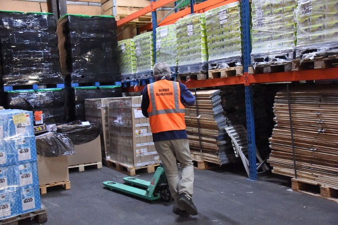 Après le retour des camions vers 8 h, les bénévoles déchargent et stockent dans l'entrepôt les denrées alimentaires.