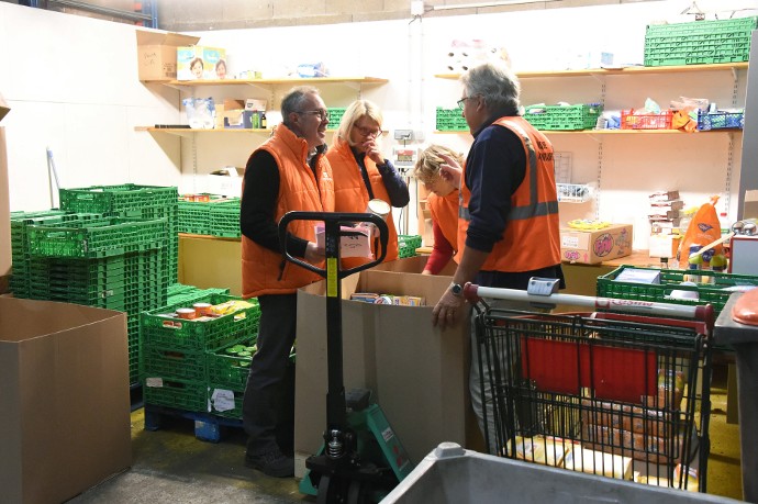 Les bénévoles trient ensuite les produits alimentaires récupérés, pour la majeure partie, dans les grandes surfaces.