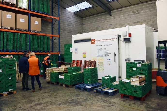 Gérard Ribeyron explique : "Le travail des bénévoles est toujours en flux tendu. A 11h30, tous les frigos sont vides. En attendant la collecte du lendemain..."