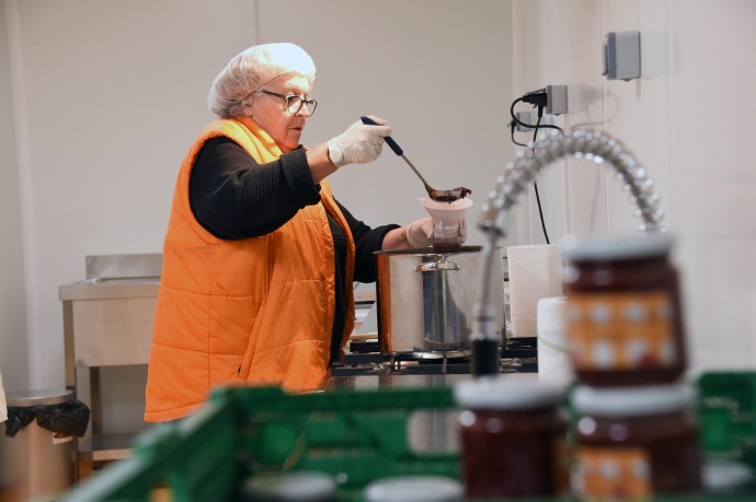 Dans le nouvel atelier de transformation, Andrée cuisine les fruits trop mûrs ou ne pouvant être redistribués, pour en faire des confitures.