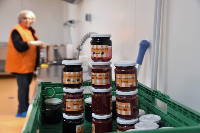 Les "Confitures de BéA" sont ensuite redistribuées aux associations partenaires de la BA.