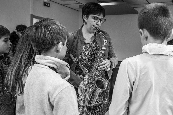 Apprentissage. Pascale Amiot est la coordinatrice de l’opération sur le territoire de Roannais agglomération. « Cette expérience nous amène à revisiter complètement nos pratiques. Nous testons une nouvelle façon d’enseigner la musique, par la transmission orale. »