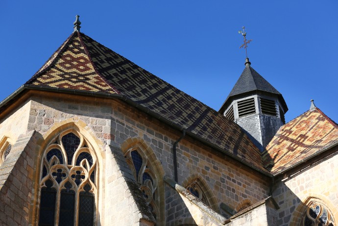Toit aux tuiles vernissées, retable classé monument historique : cette église du XVe siècle est le joyau de la commune.