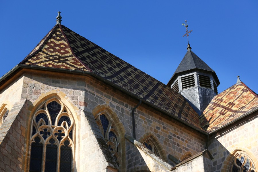 Toit aux tuiles vernissées, retable classé monument historique : cette église du XVe siècle est le joyau de la commune.