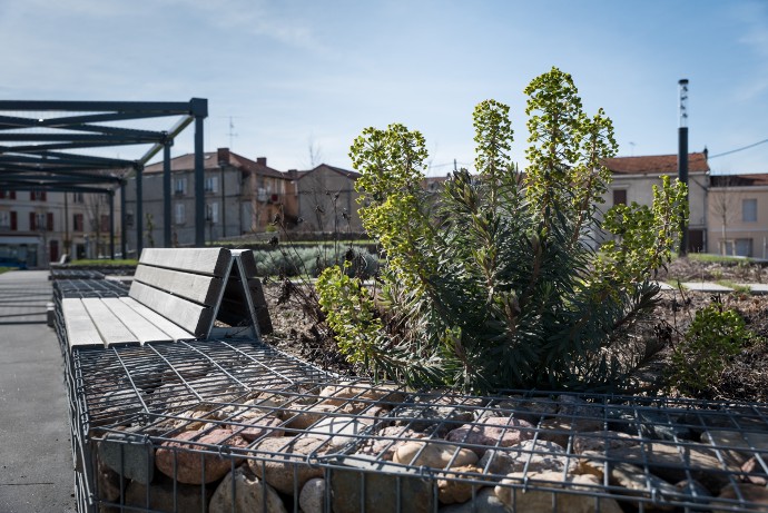Revêtements, empierrements, désherbage manuel… Les collectivités repensent l’aménagement et l’entretien de leurs espaces verts, comme ici au Jardin des senteurs à Roanne.