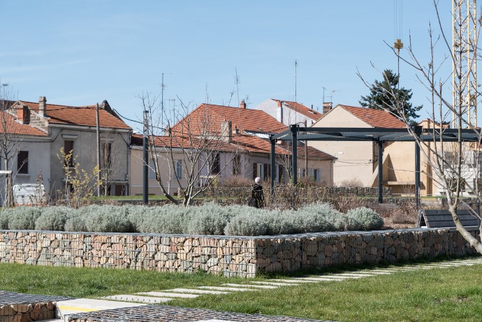 Inauguré en septembre 2017, le jardin des senteurs de Roanne se compose de plusieurs espaces distincts sur 5 000 m2.