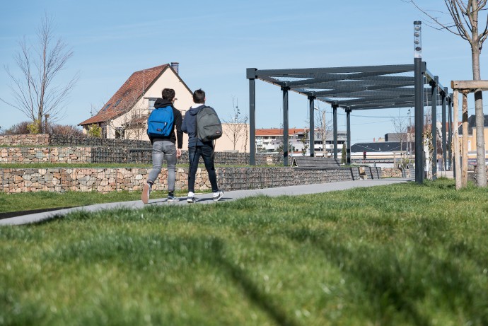 Le parcours dédié à la thématique des senteurs est complété par des zones gazonnées accessibles, le tout entretenu sans pesticides.