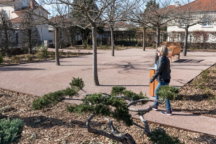 Le square Migeat a été réaménagé à Riorges pour un entretien plus aisé sans pesticides, grâce notamment au paillage organique des parterres autour des massifs.