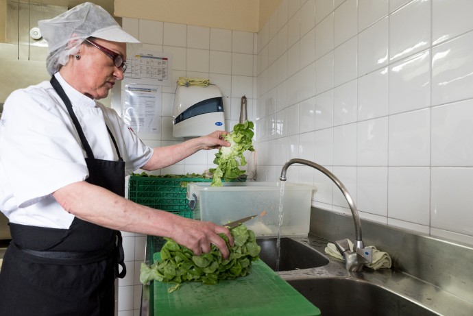 NOUVELLES PRATIQUES. Pour accompagner les adolescents, le personnel de cuisine a acquis de nouveaux gestes. Les déchets issus de la préparation des fruits et légumes sont ainsi réservés dans des bacs. Sophie Duriss les jettera dans le composteur avant de quitter son service.