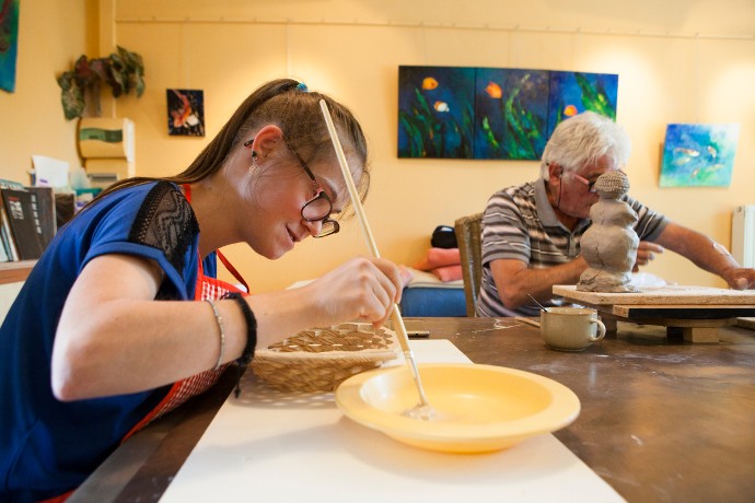 Anne-Charlotte, qui réside en foyer, apprécie de pouvoir exprimer sa créativité tout en partageant un moment convivial avec d'autres personnes.