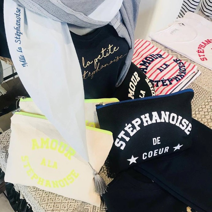 Tee-shirts, cabas, pochettes : les articles proposés par Tiffany Fayolle ont rencontré un succès immédiat.