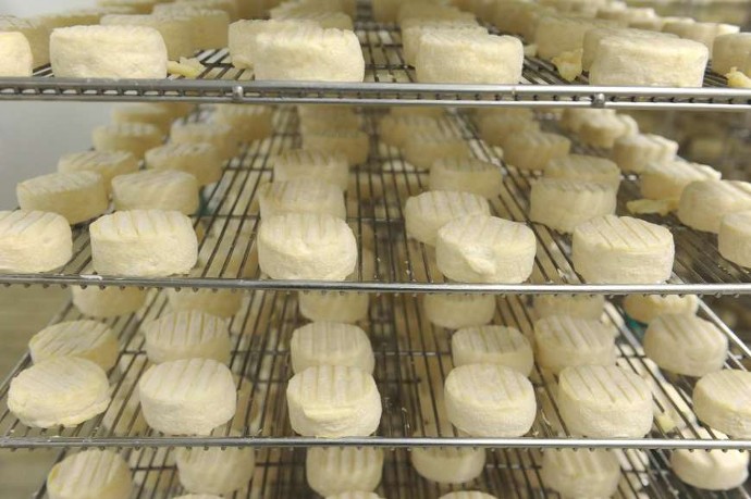Ce petit fromage rond est produit à partir de lait de chèvre cru.