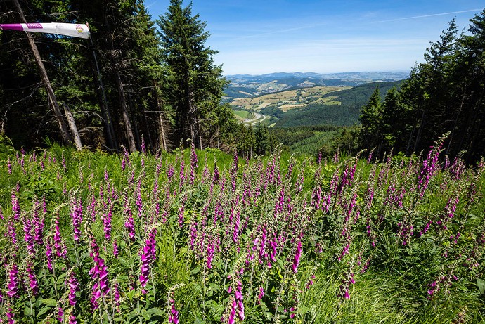 Une piste d’envol pour parapentes a été aménagée au pied de la tour Matagrin.