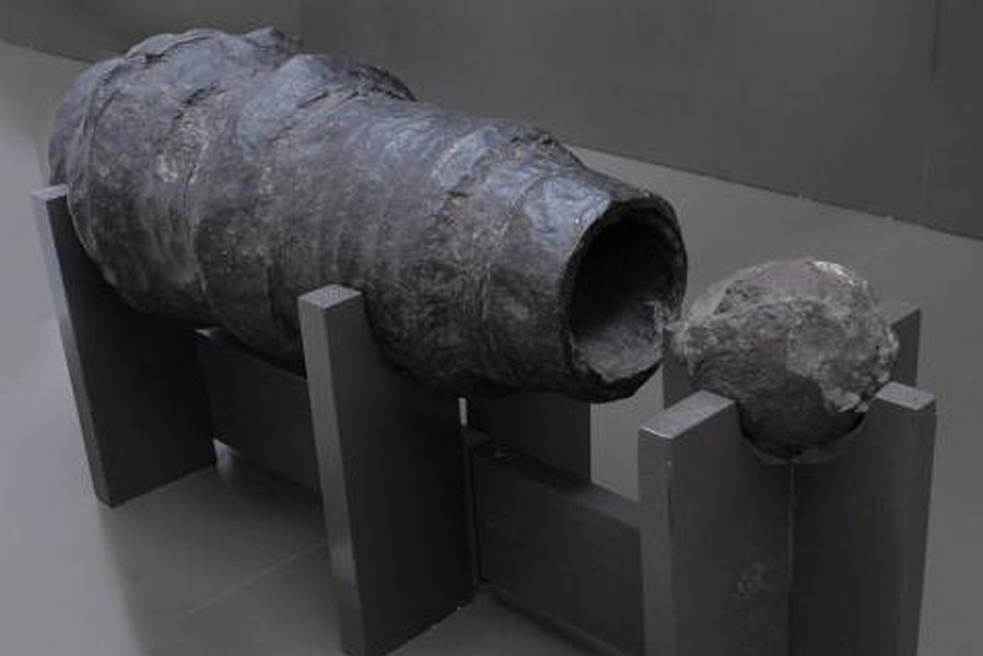 La bombarde est une pièce d&#39;artillerie apparue pendant la guerre de Cent Ans. D’abord en fer et cerclée sur un affût de bois, elle était utilisée pour détruire les murs d&#39;enceinte des châteaux.