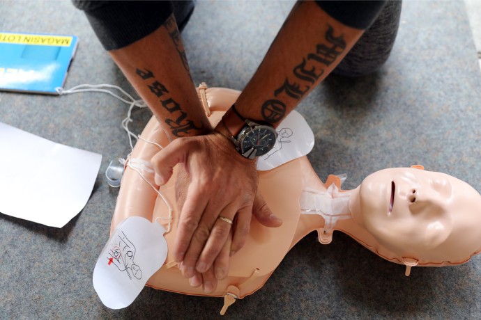 Contre-la-montre. En cas d’arrêt cardiaque, chaque seconde est précieuse. La chaîne de secours permet d’augmenter de 4 à 40 % le maintien en vie. L’objectif des Gestes qui sauvent est d’éviter que l’état de la victime ne s’aggrave en attendant l’arrivée des sauveteurs.