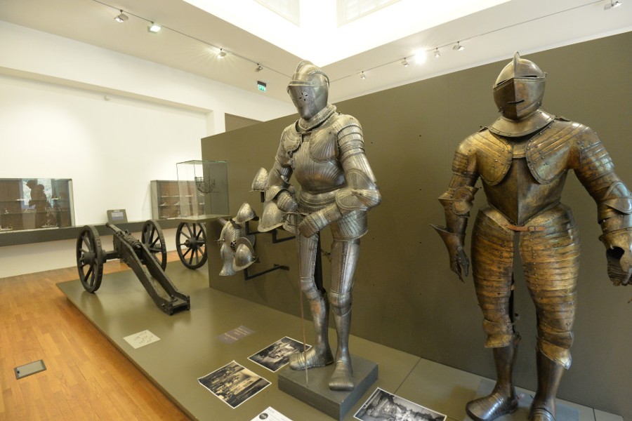 Très lourdes, les armures pesaient environ 25 kg. Ici, une armure aux gravures subtiles dite « François 1er». « Ce n’était pas la sienne car elle trop petite. Le roi mesurait plus d’1m80 », souligne Agnès Soubeyrand.