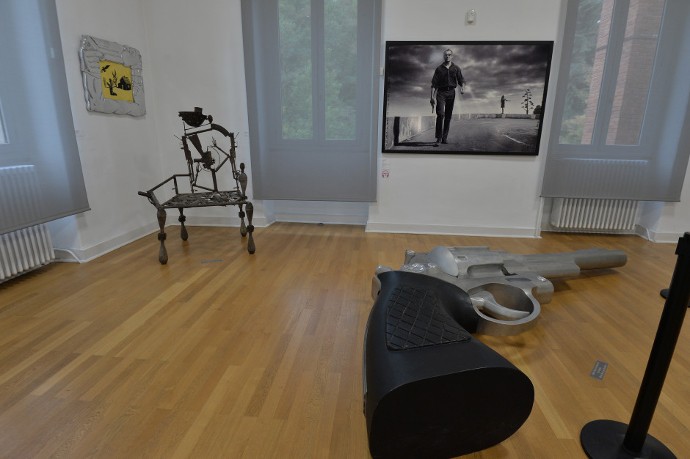 Le musée d’Art et d’Industrie de Saint-Etienne intègre des œuvres d'art contemporaines dans ses collections permanentes, qui permettent de s'interroger sur la place de l'arme dans notre civilisation.