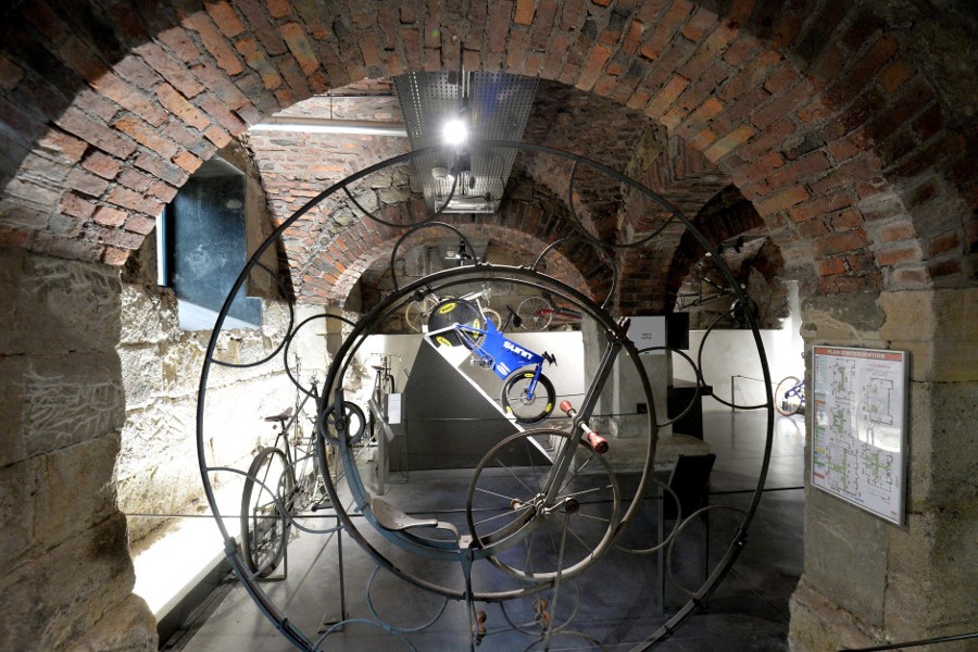 Cycle. La première bicyclette française est fabriquée en 1886 à Saint-Étienne, qui deviendra ensuite la capitale du cycle grâce aux entreprises locales, dont Manufrance.