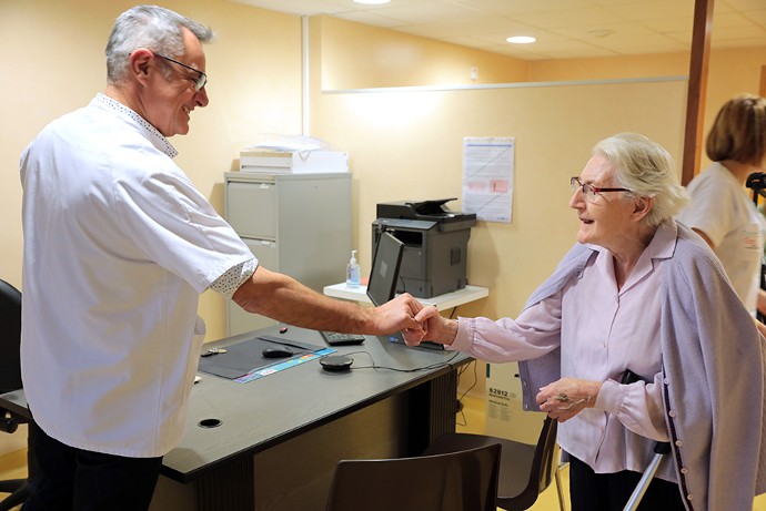 Consultation de télémédecine avec le Dr Terrat à la résidence mutualiste La Cerisaie à Saint-Étienne