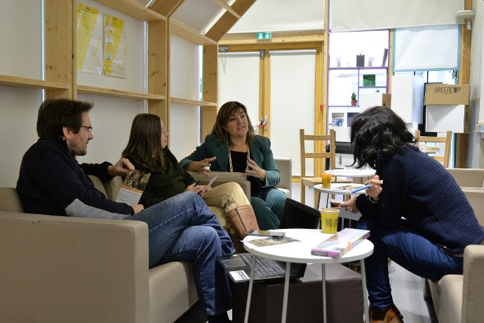 Accompagnés par Corinne Maire, les participants planchent sur des projets concrets à résoudre en s’appuyant sur le biomimétisme et sur une démarche de design thinking.