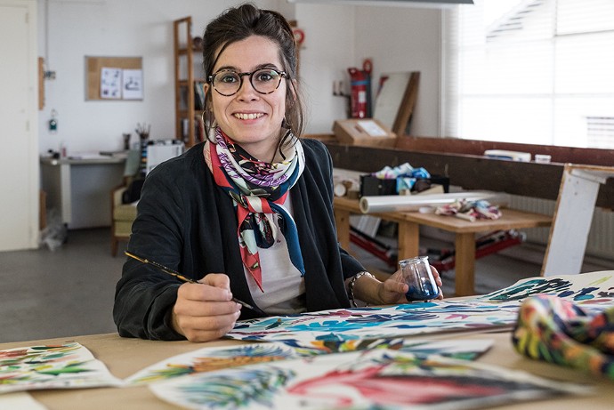 Colorés et souvent fleuris, les motifs créés par Pascale ont un esprit « tropical ». « Les clients distinguent ma patte de celle de mon père », souligne la jeune artiste.