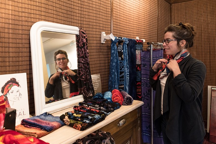 Carrés, foulards… Les créations de Pascale et Denis Vial sont reconnues par les Ateliers d'Art de France.