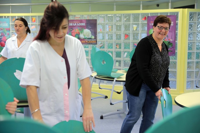 Entretien. Polyvalente, Elisabeth apporte son aide au personnel d’entretien des collèges,  notamment pendant ses permanences lors des vacances scolaires