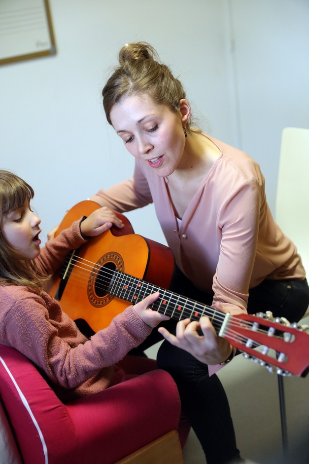 Grâce à la musique, Claire, qui a des troubles de l’attention, arrive à se recentrer sur elle-même. Elle repart de sa séance détendue.