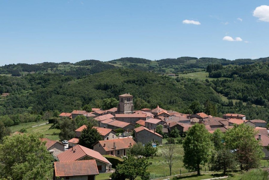 Cet ancien village médiéval s’étend jusqu’au point culminant des monts du Forez à Pierre-sur-Haute (1 634 m).